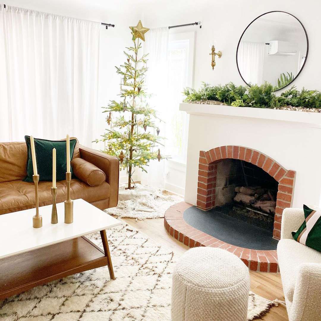 白色和明亮的圣诞节客厅