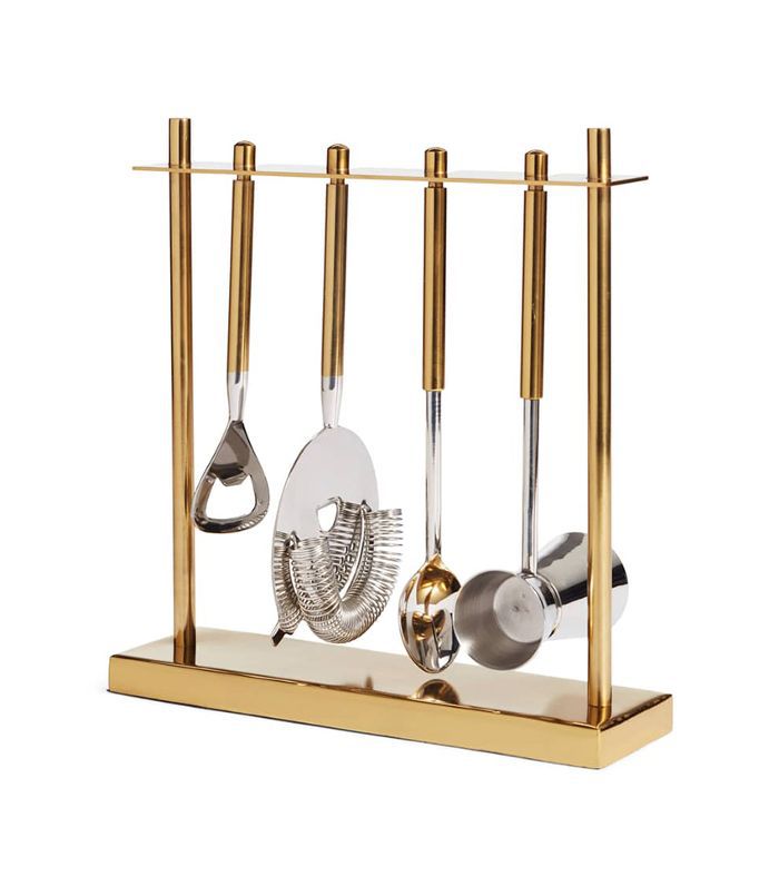一套悬挂的金条和不锈钢工具。