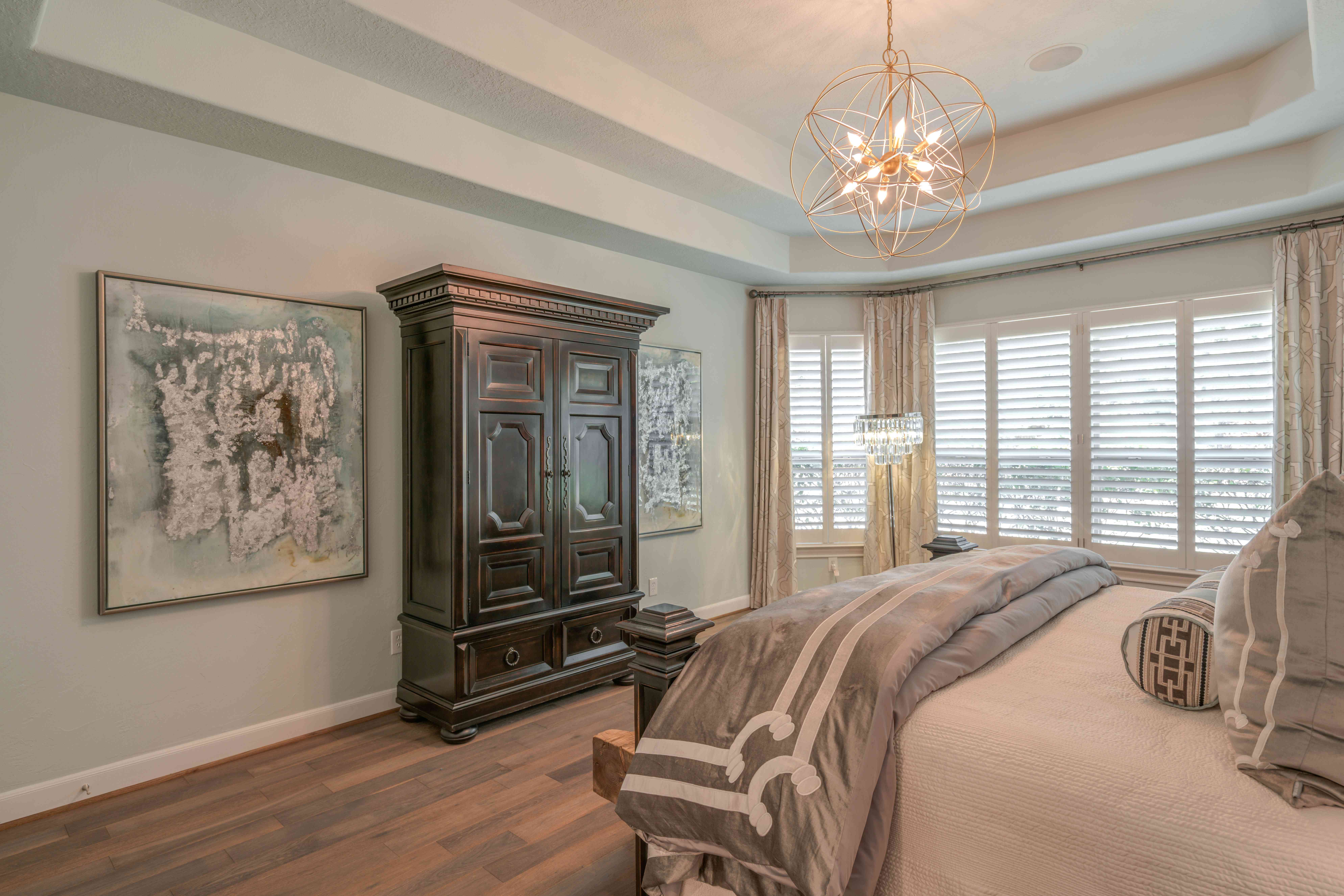 卧室配有宽松天花板“class=