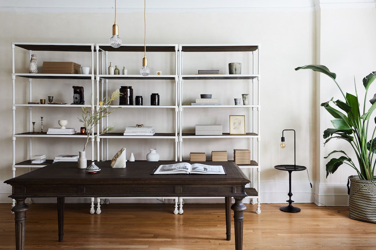 一个家庭办公室充满了现代和古董家具的组合