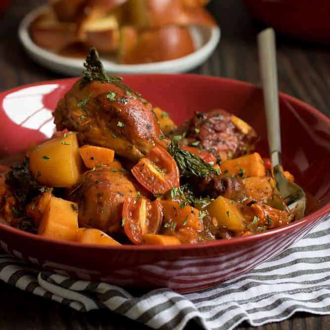 烤箱被烘烤了烧烤烧烤鸡肉和蔬菜