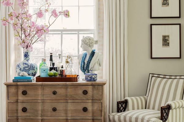 经典的梳妆台与酒吧手推车上的必需品。