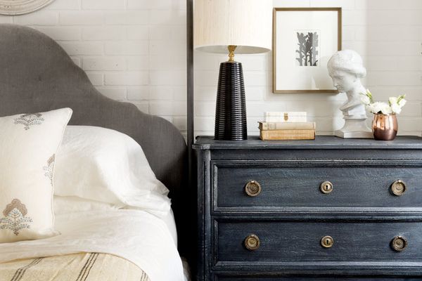 带装饰物的蓝色床头柜。