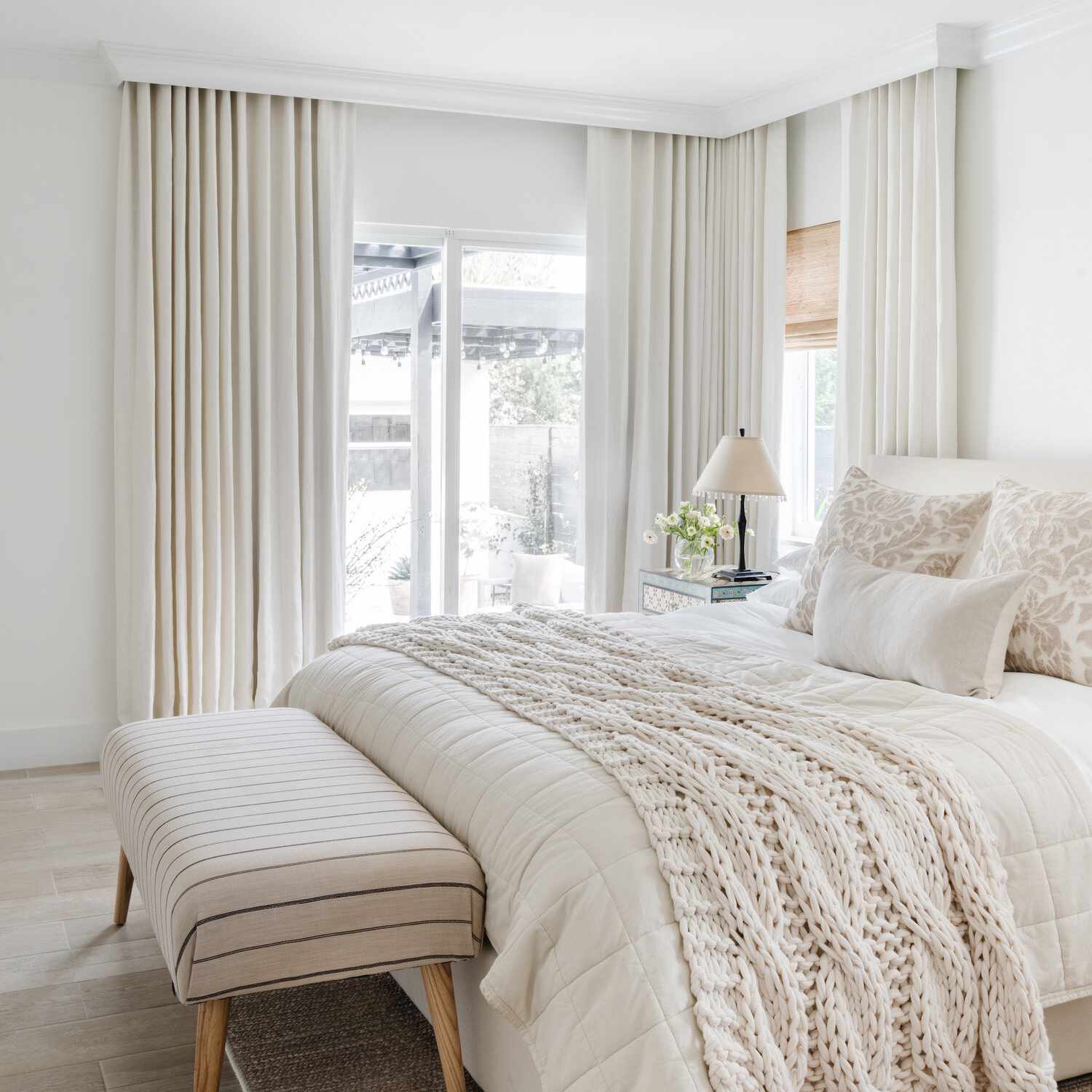 所有白色和米黄卧室，带遮光窗帘。