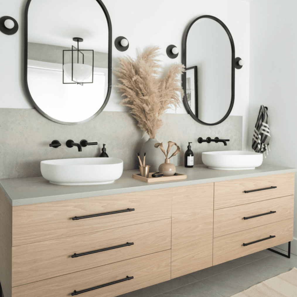 装饰派艺术浴室，有两面椭圆形镜子，两侧各有两个圆形烛台