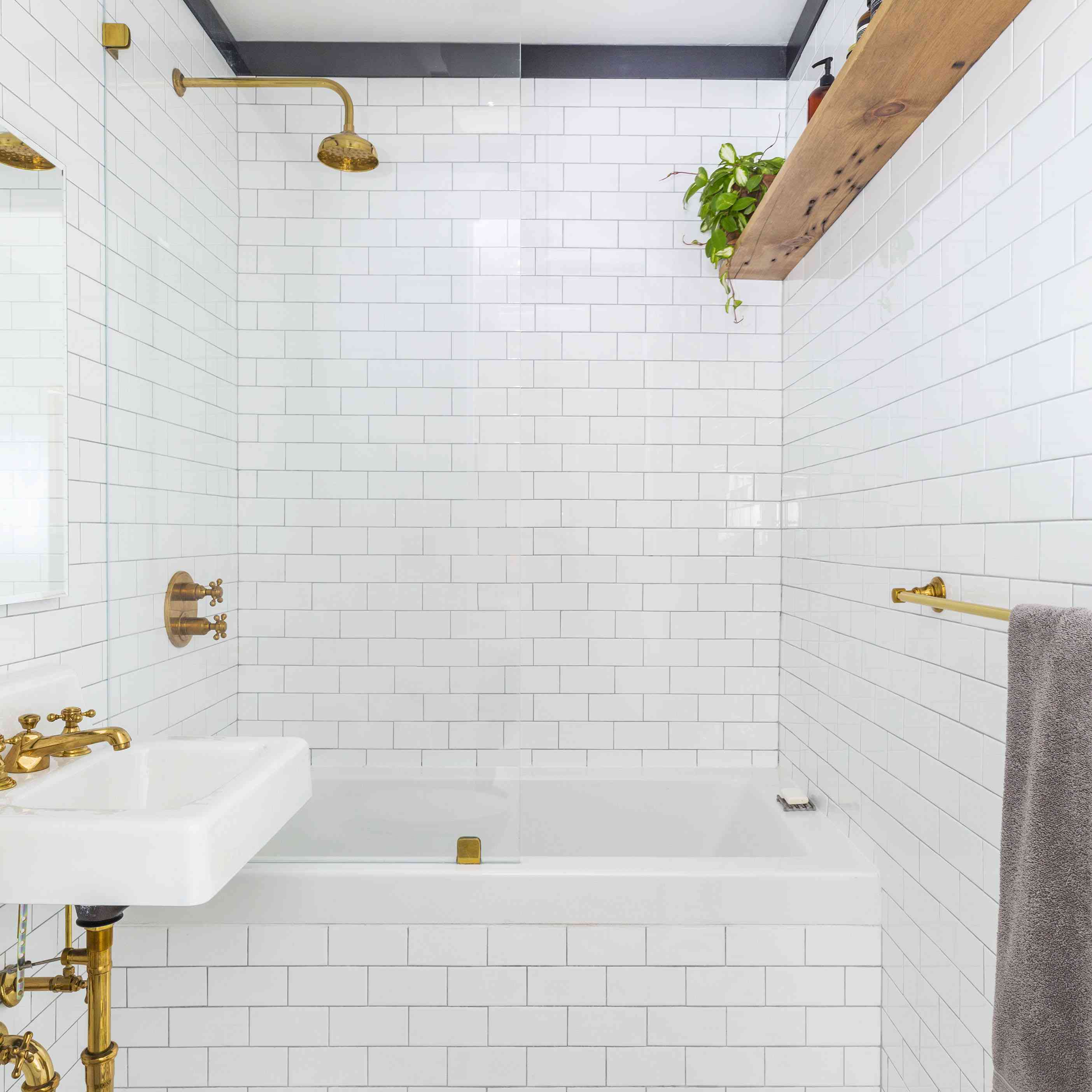 有木架子的白色铺磁砖的卫生间。