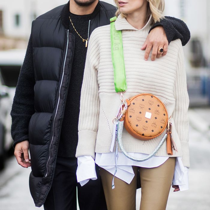 一对夫妇走在人行道上