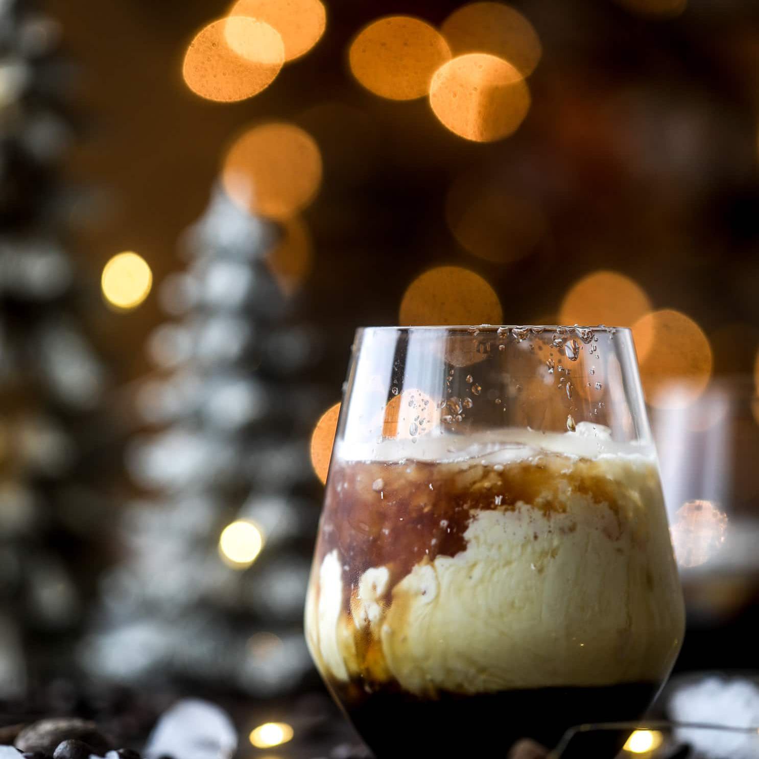 俄罗斯白葡萄酒，一杯卡鲁瓦漂浮物。