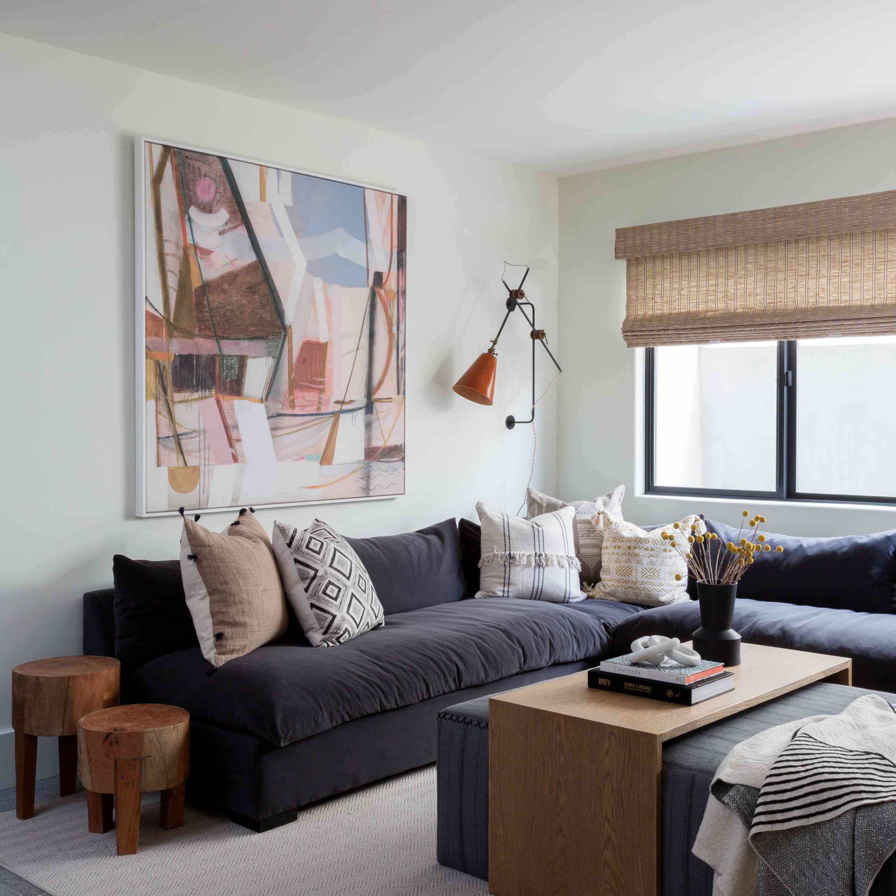 别致的客厅，灰色的沙发。