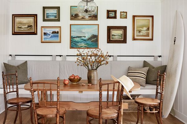 厨房里的桌子，有一张靠着艺术墙的长凳