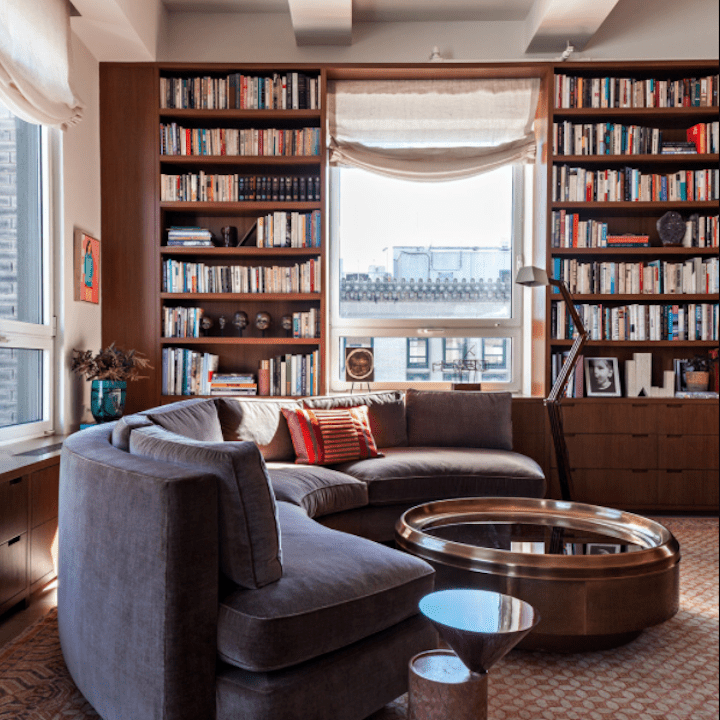 客厅，内置书架。