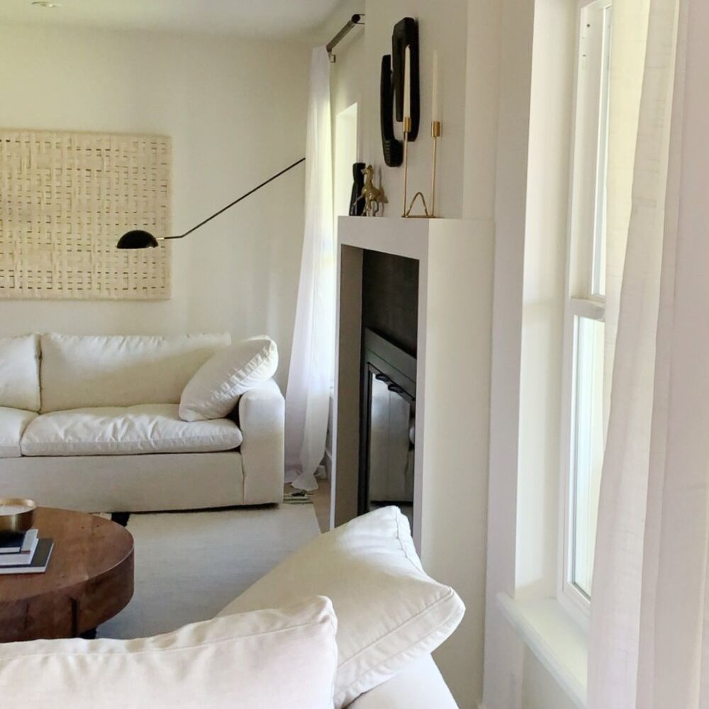 有飘逸窗帘的客厅