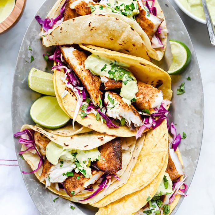 变黑的鱼炸玉米饼