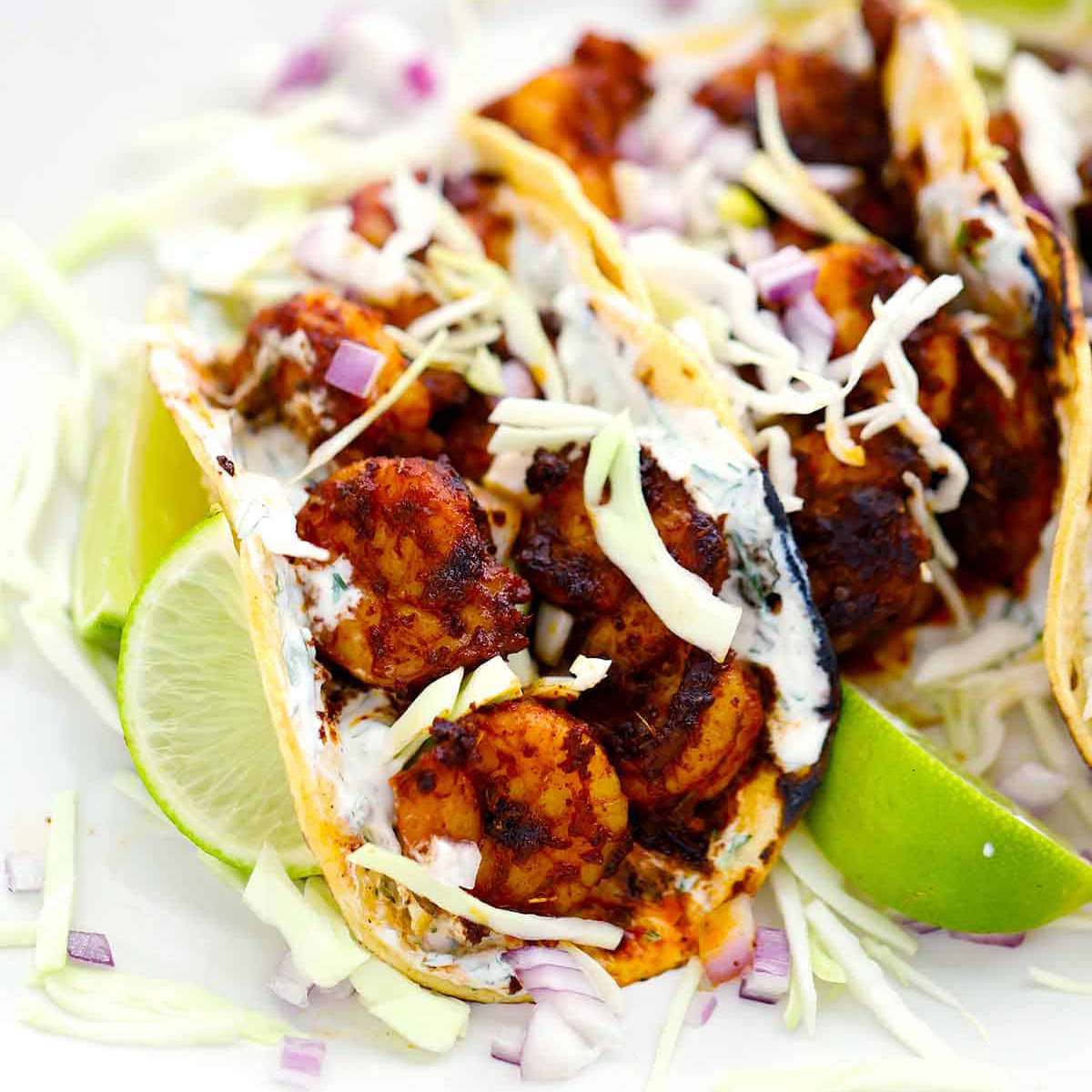 加黑虾炸玉米饼用乳脂状的莳萝调味汁＂class=