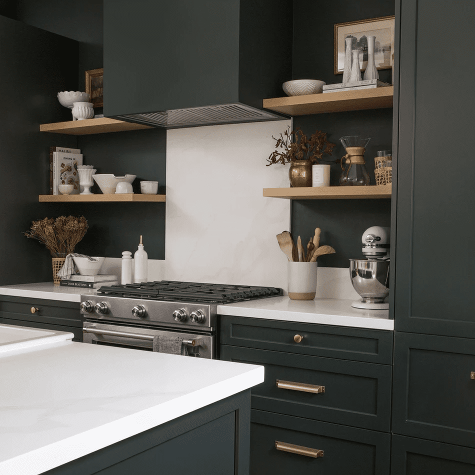 一个被绘制的森林绿色的厨房，从上到下，一个例外：清脆的whtie backsplash