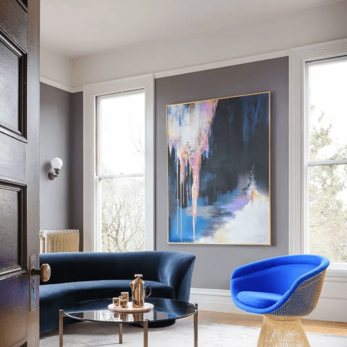 客厅与金属接触，框架大型壁艺术和蓝色口音椅子